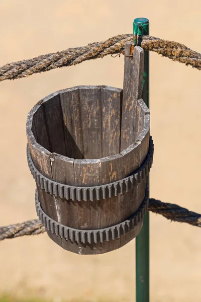 Cubo Madera Marrón Colgando Cerca Cuerda Aire Libre — Foto de Stock