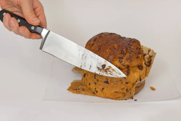 Mężczyźni Cięcia Ciasto Świąteczne Wielkim Nożem Szefa Kuchni — Zdjęcie stockowe