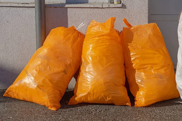 Három Narancssárga Szemeteszsák Street Recycling Collection Ben — Stock Fotó