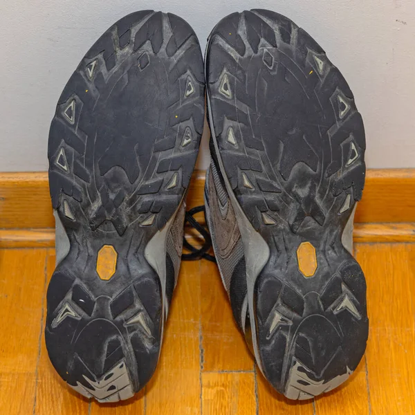 Φθαρμένα Soles Μπότες Πεζοπορίας Μετά Από Μακρύ Μονοπάτι — Φωτογραφία Αρχείου