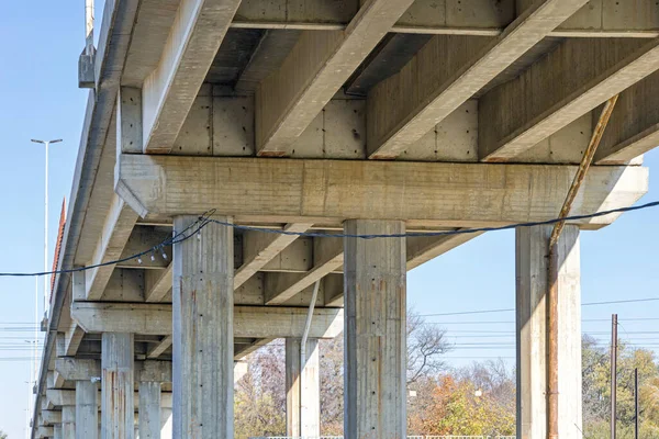 混凝土立交桥梁支持道路桥梁安全 — 图库照片