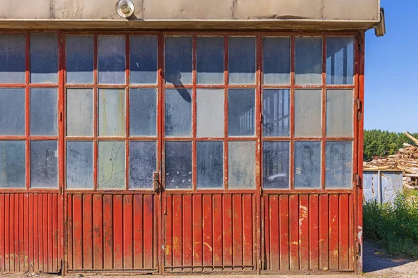 Zárt Ajtók Régi Műhelyben Piszkos Ablakokkal — Stock Fotó