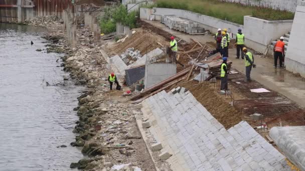 Belgrad Serbien August 2021 Bauarbeiter Ufer Der Uferpromenade — Stockvideo