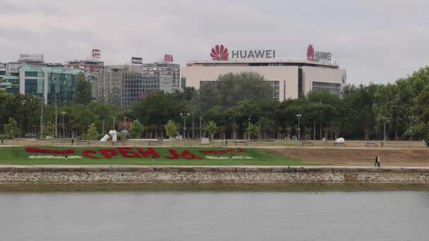Belgrad Serbien August 2021 Huawei Unterzeichnet Chinesisches Technologieunternehmen Bürogebäude Neu — Stockvideo