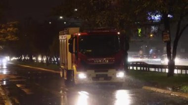 Belgrad, Sırbistan - 04 Kasım 2021: İtfaiyecilere Acil Mavi Işıklar Motor Kamyonu Gece Sürücüsü Müdahalesi.