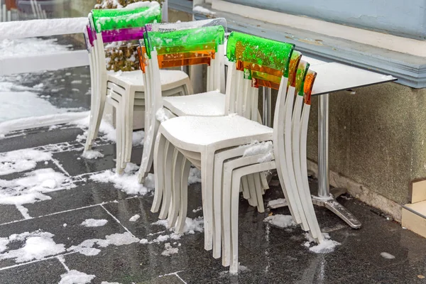 Cadeiras Plástico Branco Mesa Coberta Com Neve Inverno Tempo — Fotografia de Stock