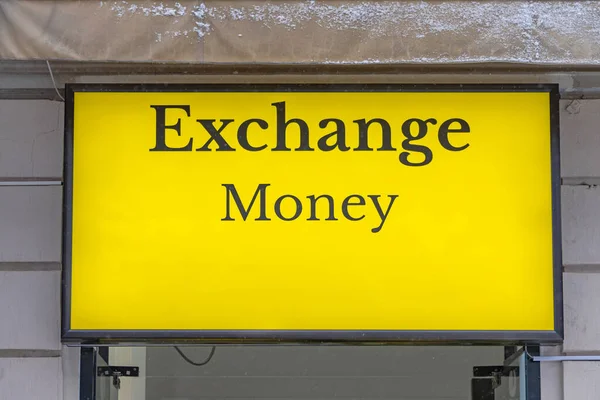 Big Yellow Oświetlone Sign Exchange Money Office — Zdjęcie stockowe