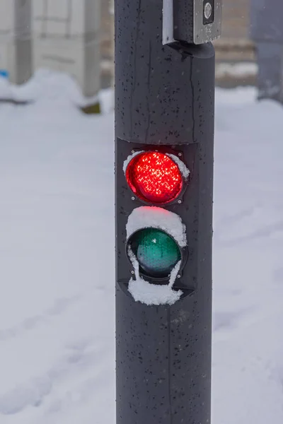 Κόκκινο Φανάρι Κυκλοφορίας Για Πεζούς Στο Χιόνι Χειμώνα — Φωτογραφία Αρχείου