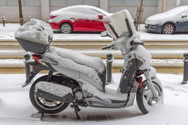 スクーターバイクは雪の寒い冬の下でストリートで駐車 — ストック写真