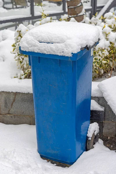 Big Blue Wheelie Bin Onder Sneeuw Koud Winter Weer — Stockfoto