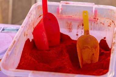 Toplu Kaşık Kutusunda Yer Chili Biberi