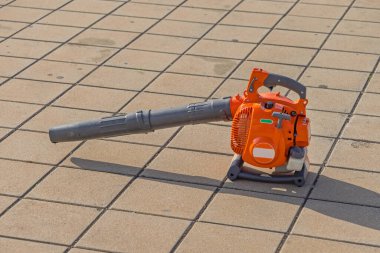 Temiz Döşemeli Asfaltta Gaz Enerjili Yaprak Fırtınası