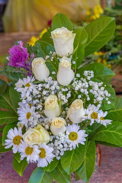 Friss Virágok Fehér Rózsa Kamilla Gyönyörű Csokor — Stock Fotó