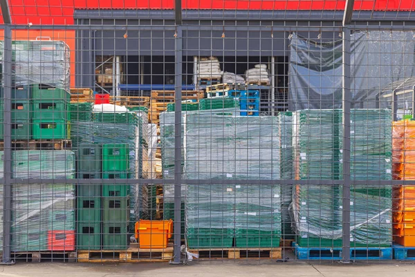 Armazenamento Exterior Caixas Vazias Com Cerca Arame — Fotografia de Stock