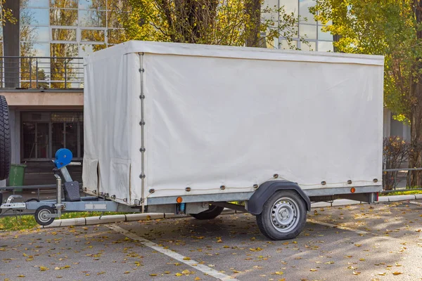 Beyaz Tuval Kutusu Kapaklı Tek Dingil Karavanı