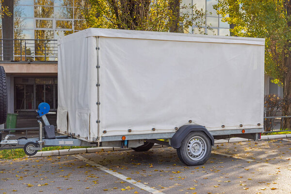 Одномостовой прицеп с белым полотном