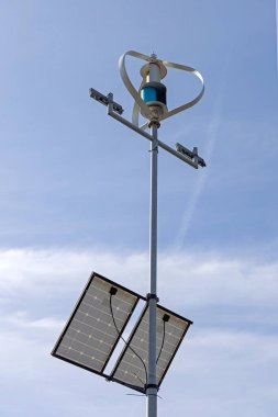 Güneş Panelleri Yenilenebilir Enerji Üretimi ile Dikey Eksen Rüzgarı Türbini
