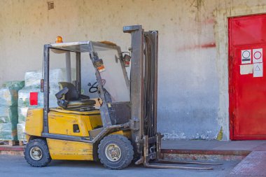 Depo binasının önündeki forklift kamyonu