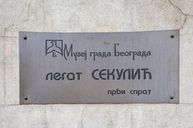 Belgrad, Sırbistan - 22 Ocak 2022: Şehir Müzesi Legat Sekuliç Birinci Kat Kiril İşaret Kurulu.
