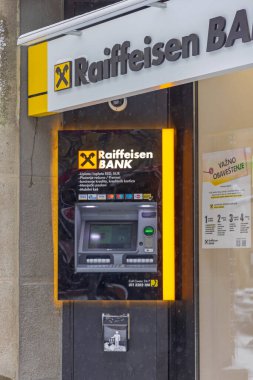 Belgrad, Sırbistan - 22 Ocak 2022: Raiffeisen Bank Exterior 'daki Modern ATM.