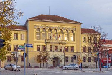 Cacak, Sırbistan - 07 Kasım 2021: Cacak 'ta Tarihi Bina Ortaokulu Spor Salonu.