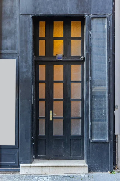 Grande Porta Nera Con Vetro Edificio Street Entrance — Foto Stock