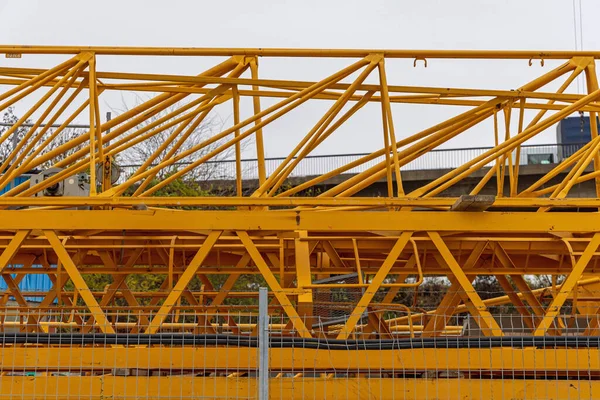 Amarelo Torre Guindaste Treliça Componentes Construção Local Armazenamento — Fotografia de Stock