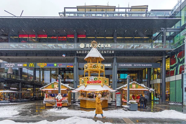 セルビア ベオグラード 2022年1月22日 寒い日にショッピングモールラチエバの前で冷凍冬市場雪と — ストック写真