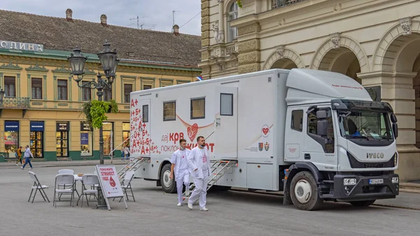 Novi Sad Serbia Września 2021 Dwie Pielęgniarki Przed Bloodmobile Truck — Zdjęcie stockowe