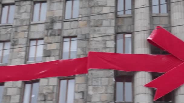 Owinięty Budynek Big Red Bow Prezent Świąteczny City Decor — Wideo stockowe