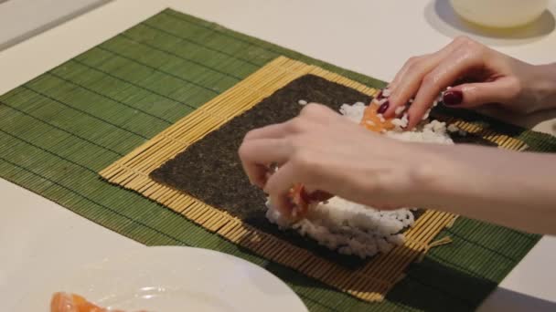 Рис Суши Сырым Лососем Традиционная Японская Кухня — стоковое видео