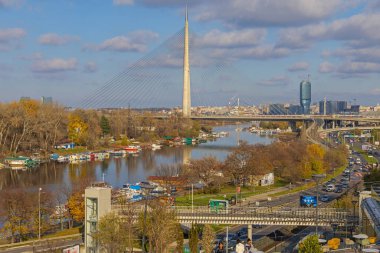 Belgrad, Sırbistan - 23 Kasım 2021: Sava Nehri üzerindeki Ada Köprüsü Sütunları Güzel Sonbahar Günü.