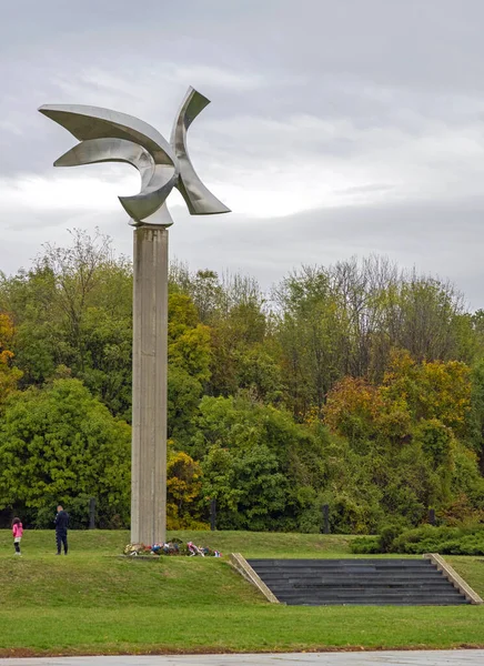2021年10月23日 塞尔维亚贝尔格莱德 第二次世界大战纪念公园Jajinci Vozdovac市艺术雕塑柱 — 图库照片