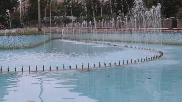 Tuiles Bleues Vieille Piscine Fontaine Avec Beaucoup Jets Eau Buses — Video