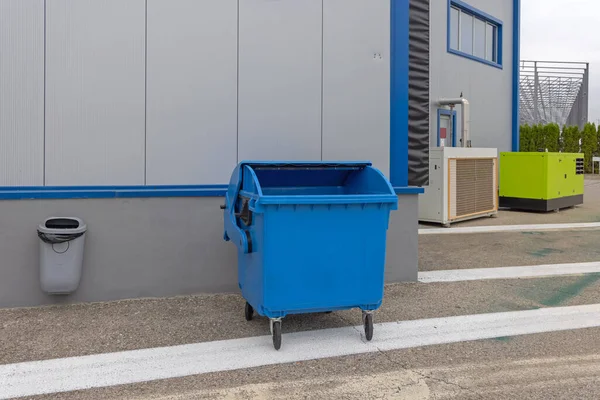 Κρεμαστά Κάδο Απορριμμάτων Και Μπλε Τροχοφόρα Αποθήκη Ανακύκλωσης Κάδων — Φωτογραφία Αρχείου