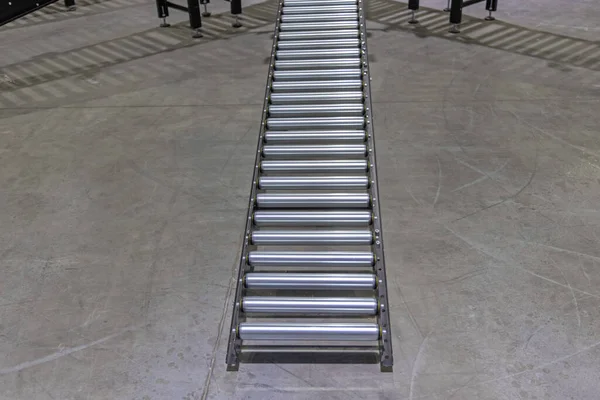Steel Metal Conveyor Rollers Gravity Slope Distribution Lager — Stockfoto