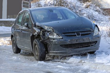 Trafik kazasında kar Kışın Araba Sürme Sorunları