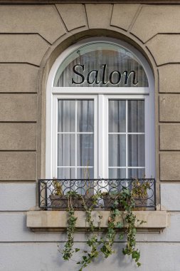 Kemerli Pencerede Siyah Harfler Salonu tabelası