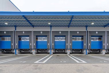 Dağıtım Deposunda Rampa Kapıları Yükleniyor