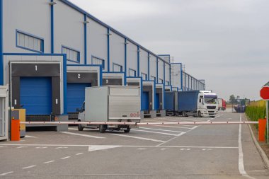 Tamamlama Deposu Rampalar Nakliye Dağıtım Ulaşımı