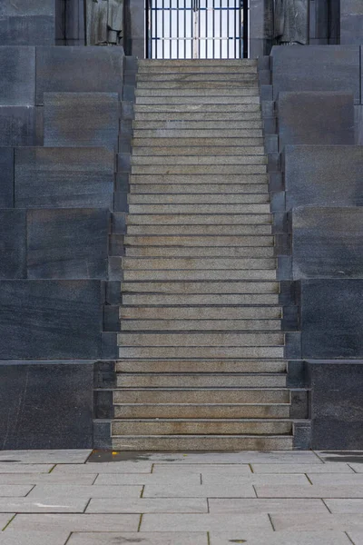 黒花崗岩石階段外観建物へのアクセス — ストック写真