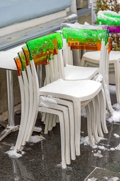 Cadeiras Plástico Branco Coberto Com Neve Inverno Tempo — Fotografia de Stock