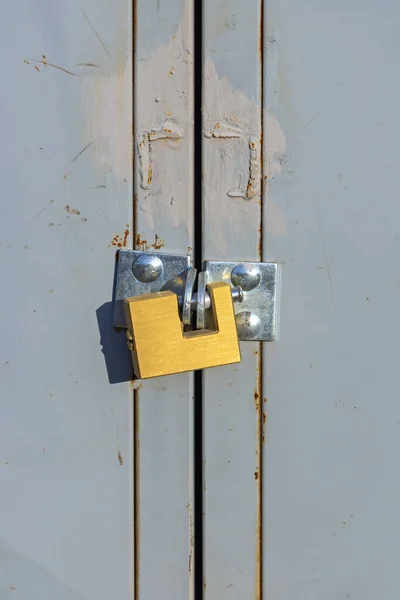 金属储物门的强黄铜门锁 — 图库照片