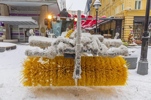 电刷机除雪城街 — 图库照片