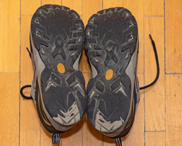 Φθαρμένες Σόλες Στα Παπούτσια Πεζοπορίας Μετά Από Μακρύ Μονοπάτι — Φωτογραφία Αρχείου