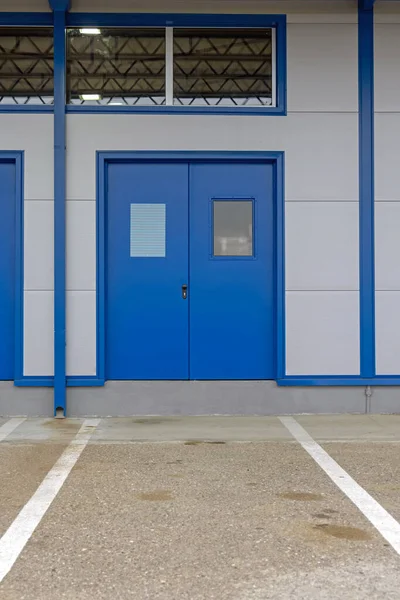 Geschlossene Blaue Doppeltüren Distributionslager — Stockfoto