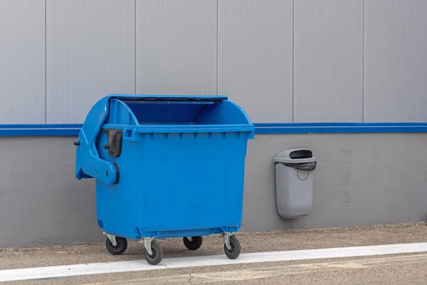 Otevřít Blue Wheeled Dumpster Zavěšení Koše Skladiště — Stock fotografie