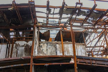 Bükülmüş Çelik Yapısı Alışveriş Merkezi Cehennem Yangını Hasarı