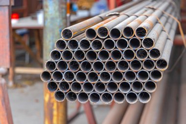 İnşaat Malzeme Deposundaki Rafta Çelik Borular
