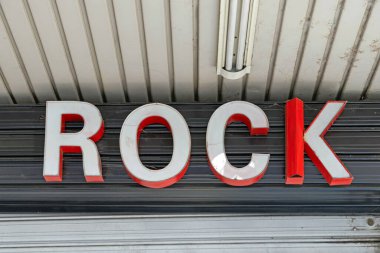 Metal 'de Beyaz 3d İşaretli Aydınlatılmış Kaya